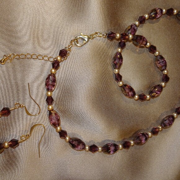 Petite handmade Mediterranean necklace/earring set in two stylish colors - Picture 7 of 12